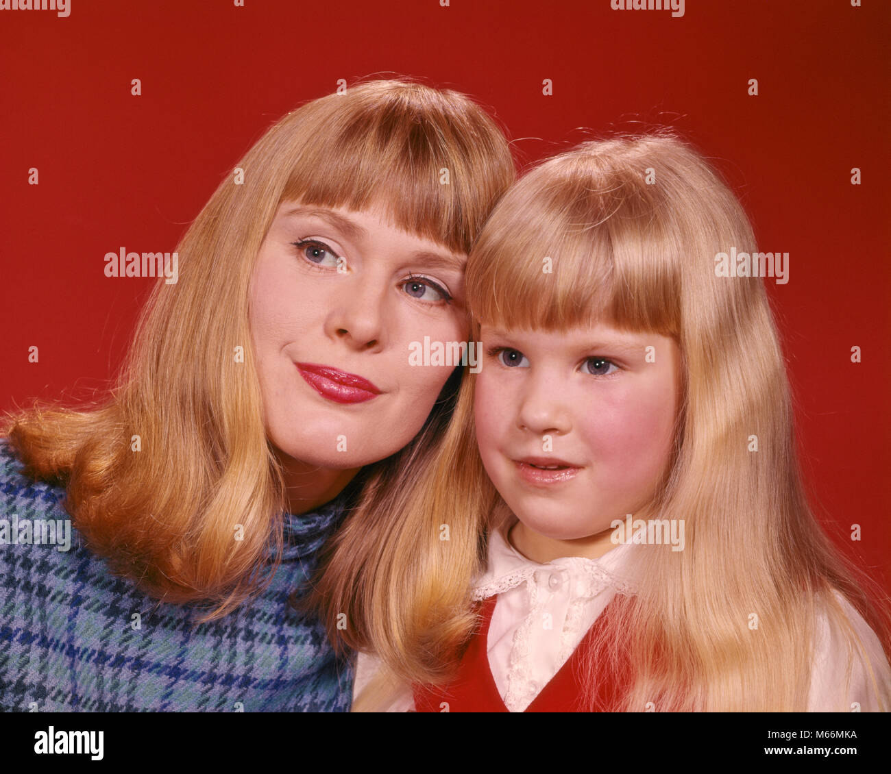 1960 Portrait blonde Mutter und Tochter - KJ 3822 HAR 001 HARS KAUKASISCHEN LIFESTYLE PARENTING FRAUEN IM STUDIO SHOT GROWNUP HOME LIFE COPY SPACE MENSCHEN KINDER FREUNDSCHAFT LIEBE TÖCHTER ERWACHSEN ZUHAUSE FAMILIEN NOSTALGIE ZWEISAMKEIT 20-25 Jahre 25-30 JAHRE 3-4 JAHRE 5-6 JAHRE MÜTTERLICHE YOUNGSTER WELLNESS KOPF UND SCHULTERN MAMMEN ELTERNSCHAFT ELTERLICHE WACHSTUM R VERBINDUNG MUTTERSCHAFT CLOSE-UP lange Haare FAMILIENÄHNLICHKEIT JUGENDLICHE MITTE NACH MITTE DER ERWACHSENEN FRAU BANGS KAUKASISCHEN ETHNIE KOPF AN KOPF ALTMODISCHE PERSONEN Stockfoto