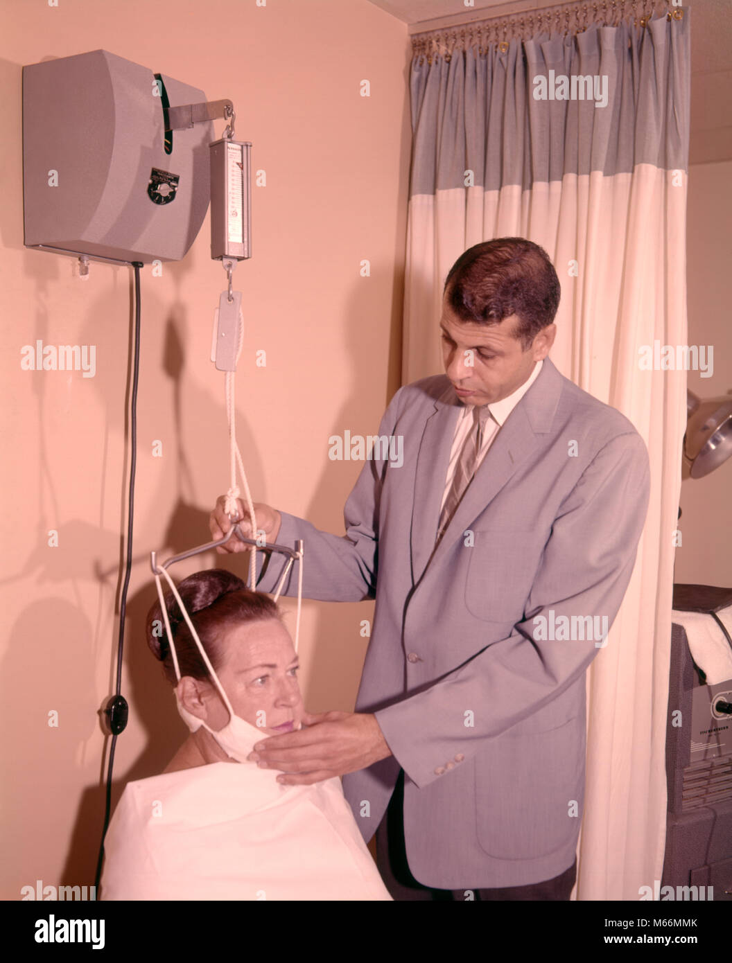 1950er Jahre 1960er Jahre MANN TECHNIKER EINSTELLEN DER SPANNUNG AUF PATIENTIN KINN BRACE NECK TRAKTION MEDIZINISCHE GERÄTE - km 1090 HAR 001 HARS KINN DRINNEN BERUF STRETCH NOSTALGIE KRANKHEIT ARBEITSPLATZ TRAKTION 40-45 Jahre 45-50 JAHRE ZIELE HEALTHCARE einzelnes Objekt Besetzung leiden Anbieter Anbieter PRAKTIKER HEILUNG ÄRZTE ANLASS GESUNDHEIT LEIDEN SUFFERER UNTERSTÜTZUNG BEHANDLUNG HEILER ZUSAMMENARBEIT KRANKENHÄUSER ARZT ARZT FACILITY MEDIZINISCHES PROBLEM EINRICHTUNGEN SPANNUNG MÄNNER Mitte - Mitte - erwachsenen Mann Mitte der erwachsenen Frau POSITION FACHLEUTE EINSTELLEN APPARATE BRACE KAUKASISCHEN ETHNIE Stockfoto