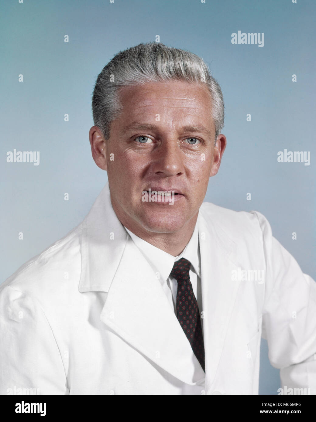 1960 Portrat Mann Mittleren Alters Graue Haare Tragen Weisse Kittel An Kamera Km 501 Har 001 Hars Nostalgie Im Mittleren Alter Mann Mittleren Alters Augenkontakt 40 45 Jahre 45 50 Jahre Healthcare Beruf