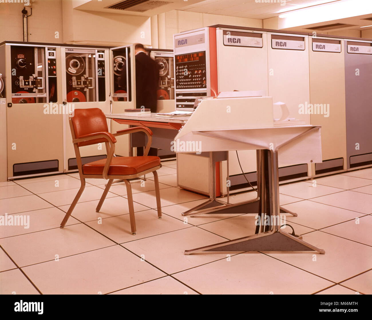 1960s 1970s Büro COMPUTER ZIMMER MANN TECHNIKER Auswechseln der Heftstreifenrolle in MAINFRAME TAPE STORAGE SYSTEM MASCHINE-ko 414 HAR 001 HARS TECHNIKER ERWACHSEN ZUHAUSE BERUF NOSTALGIE MAIN ARBEITSPLATZ DRUCKER ZIELE SKILL BESETZUNG BÜROS FÄHIGKEITEN MAINFRAME KARRIERE TECH ANLASS INNOVATION VERBINDUNG HIGH TECH elektrisches Gerät kommunizieren LÖSUNGEN GRUPPE VON OBJEKTEN HIGH-TECH MÄNNER PRÄZISION KAUKASISCHEN ETHNIE SCHALTUNGEN Computing mit hoher magnetischer monolithischen integrierten BERUFE ALTMODISCHE PERSONEN RCA-SPEKTREN BÄNDER WORKSTATION Stockfoto