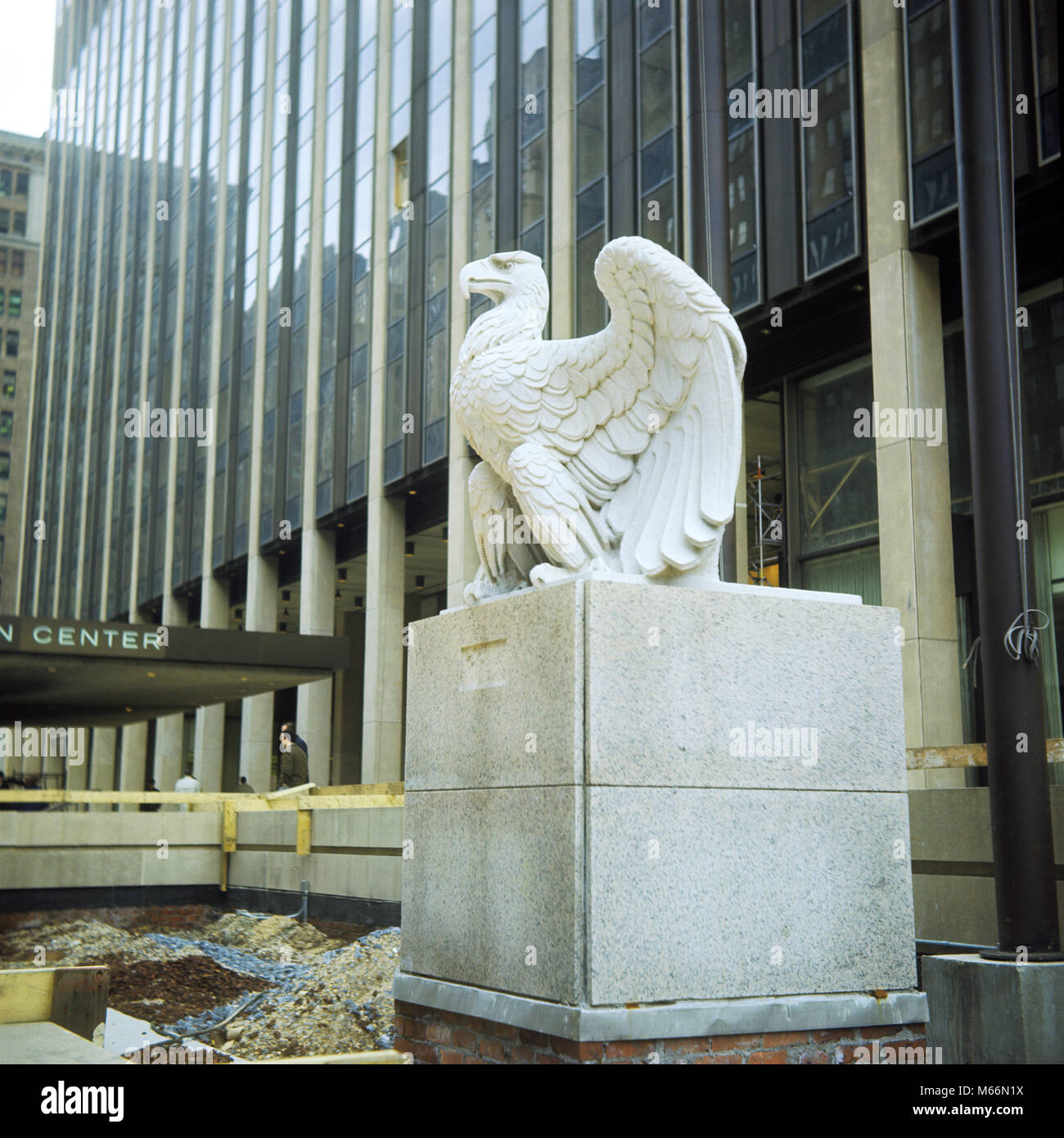 1960er Stein ADLER VON ALTEN PENNSYLVANIA STATION INSTALLIERT AM EINGANG zur Penn Station, Madison Square Garden Manhattan NYC USA-kr 132235 CPC 001 HARS Madison Madison Square Garden NRA EAGLE ALTMODISCH Stockfoto