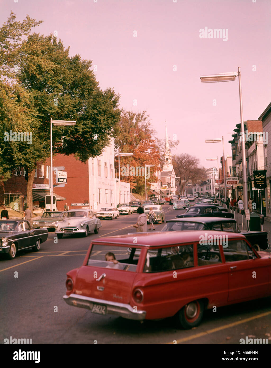 1960 Kleines Kind An Der Ruckseite Des Geparkten Kombi Der Kleinen Stadt Amerika Hauptstrasse Autos Geschafte Storefronts Littleton Nh Usa Kr 7924 Har 001 Hars North American Automobile Nordosten Ostkuste Kombi Automobile Mobilitat