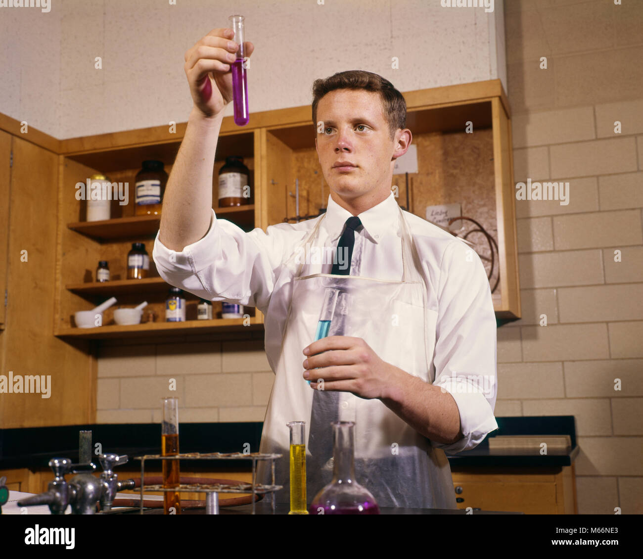 1960er Jahre MÄNNLICH HIGH SCHOOL TEENAGE STUDENT IN CHEMIE LABOR HOLDING REAGENZGLÄSER-ks 2094 HAR 001 HARS NUR EINE PERSON PLATZ KOPIEREN, halbe Länge TEENAGER IM HAUS NOSTALGIE 16-17 JAHRE BESETZUNG ROHRE ENTDECKUNG HOCHSCHULEN CHEMIKER WISSENSCHAFTLICHEN FORTSCHRITT ANLÄSSLICH 18 JAHRE WACHSTUM HIGH SCHOOL HIGH SCHOOL HÖHERE BILDUNG TEENAGED HOCHSCHULEN VORAN RECHERCHIEREN JUGENDLICHE MÄNNER KAUKASISCHEN ETHNIE BERUFE ALTMODISCHE PERSONEN Stockfoto