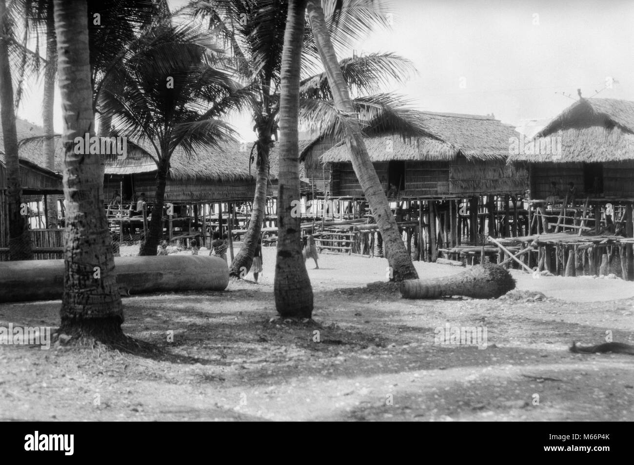 1920er Jahre 1930er Jahre Dorf mit STROH GRAS HÄUSER UND HÜTTEN Port Moresby Papua Neu Guinea-q 114 HAR 001 HARS PORT MORESBY Stockfoto
