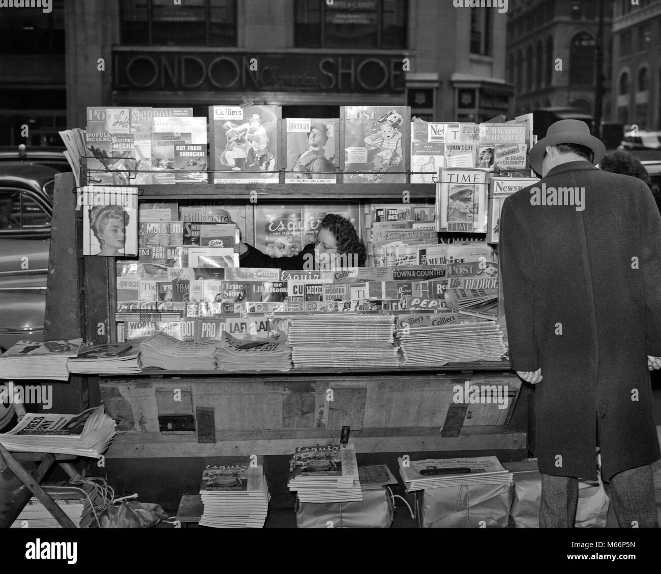1940 s Zeitschrift ZEITUNGSSTAND IN DER NACHT Ecke 42nd Street und Madison Avenue NEW YORK CITY USA-q 43441 CPC 001 HARS HALBE LÄNGE DAMEN VEREINIGTE STAATEN VON AMERIKA ECKE ZEITUNG NY NOSTALGIE NORDAMERIKA MIDTOWN KUNDENSERVICE WAHL GOTHAM KIOSK Magazine NYC AUSWAHL NEW YORK STÄDTE NEW YORK CITY Männer 42 ND B&W BIG APPLE SCHWARZ UND WEISS KAUKASISCHEN ETHNIE MADISON BERUFE ALTMODISCHE ZEITSCHRIFTEN PERSONEN PUBLIKATIONEN PUBLISHING TABLOIDS Stockfoto