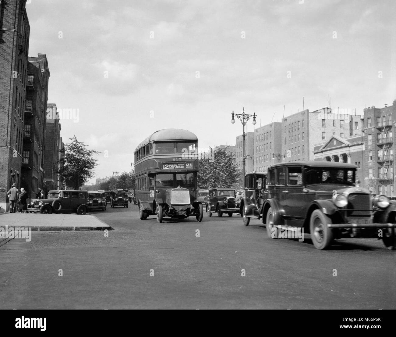 1920er Jahre 1930er Jahre Double Decker Bus- und PKW-Verkehr auf dem GRAND CONCOURSE IN DER BRONX IN NEW YORK CITY USA-q 49640 CPC 001 HARS VERBINDUNG NEW YORK STÄDTE MOBILITÄT NEW YORK CITY KLEINE GRUPPE VON OBJEKTEN BOROUGH PUBLIC TRANSPORT ART DECO ART MODERNE B&W SCHWARZ UND WEISS CONCOURSE DECKER DOPPELDECKER GRAND BOULEVARD UND CONCOURSE LOUIS ALOYS RISSE MASS TRANSPORTATION ALTMODISCHE DER BRONX DURCHGANGSSTRASSE Stockfoto