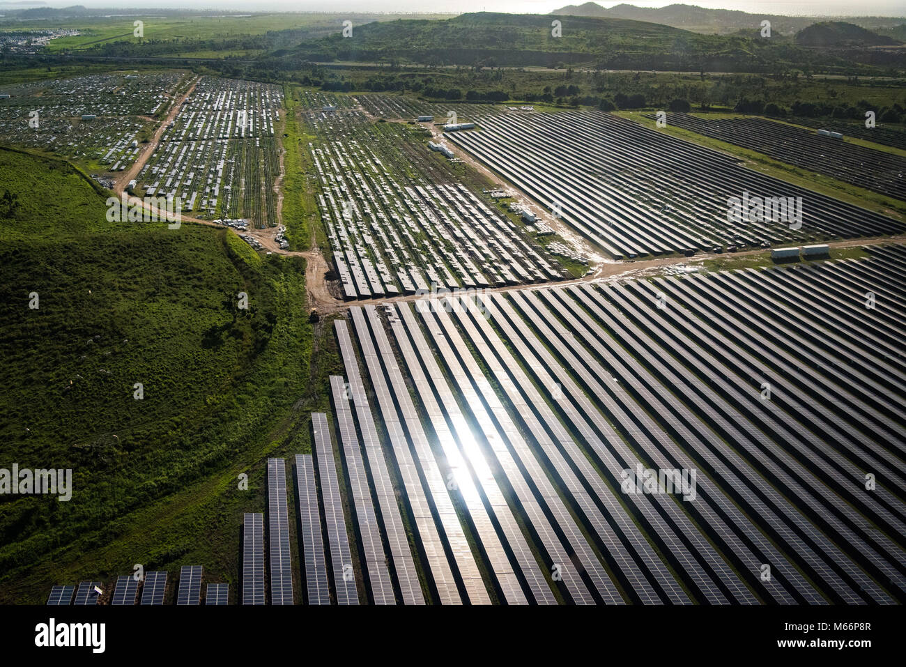 Bayamon, Puerto Rico, 13.02.2018- die FEMA Region VII Personal, Region VII Administrator Paul Taylor und FEMA Personal aus der Gemeinsamen Field Office erhalten Sie ein Luftbild der laufenden Reparaturen an einem Solarpark in Humacao beschädigt durch den Hurrikan Maria. Die FEMA/K.C. Wilsey Stockfoto