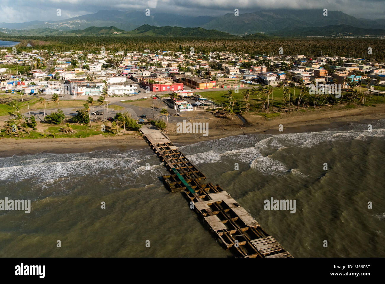 Bayamon, Puerto Rico, 13.02.2018- die FEMA Region VII Personal, Region VII Administrator Paul Taylor und FEMA Personal aus der Gemeinsamen Field Office erhalten Sie eine Luftaufnahme der Mulle Punta Santiago in Humacao beschädigt durch den Hurrikan Maria. Die FEMA/K.C. Wilsey Stockfoto