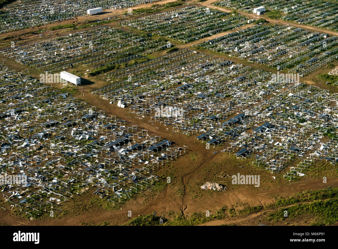 Bayamon, Puerto Rico, 13.02.2018- die FEMA Region VII Personal, Region VII Administrator Paul Taylor und FEMA Personal aus der Gemeinsamen Field Office erhalten Sie eine Luftaufnahme eines Solarparks in Humacao beschädigt durch den Hurrikan Maria. Die FEMA/K.C. Wilsey Stockfoto