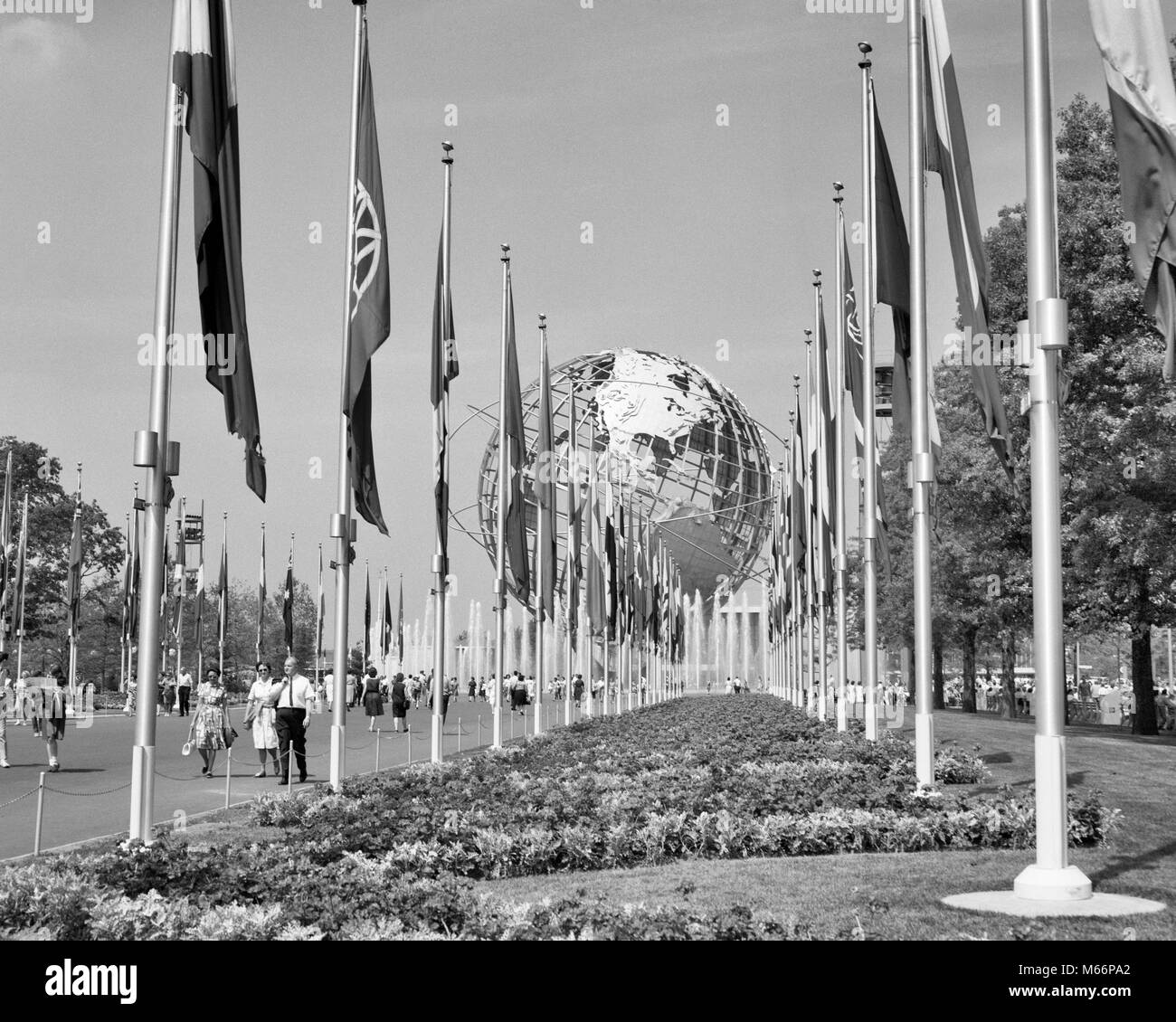 1960er Jahre 1964 UNISPHERE MIT INTERNATIONALEN FLAGGEN IN NEW YORK WORLD'S FAIR FLUSHING MEADOW PARK NY USA-q 64212 CPC 001 HARS ALTMODISCH Stockfoto