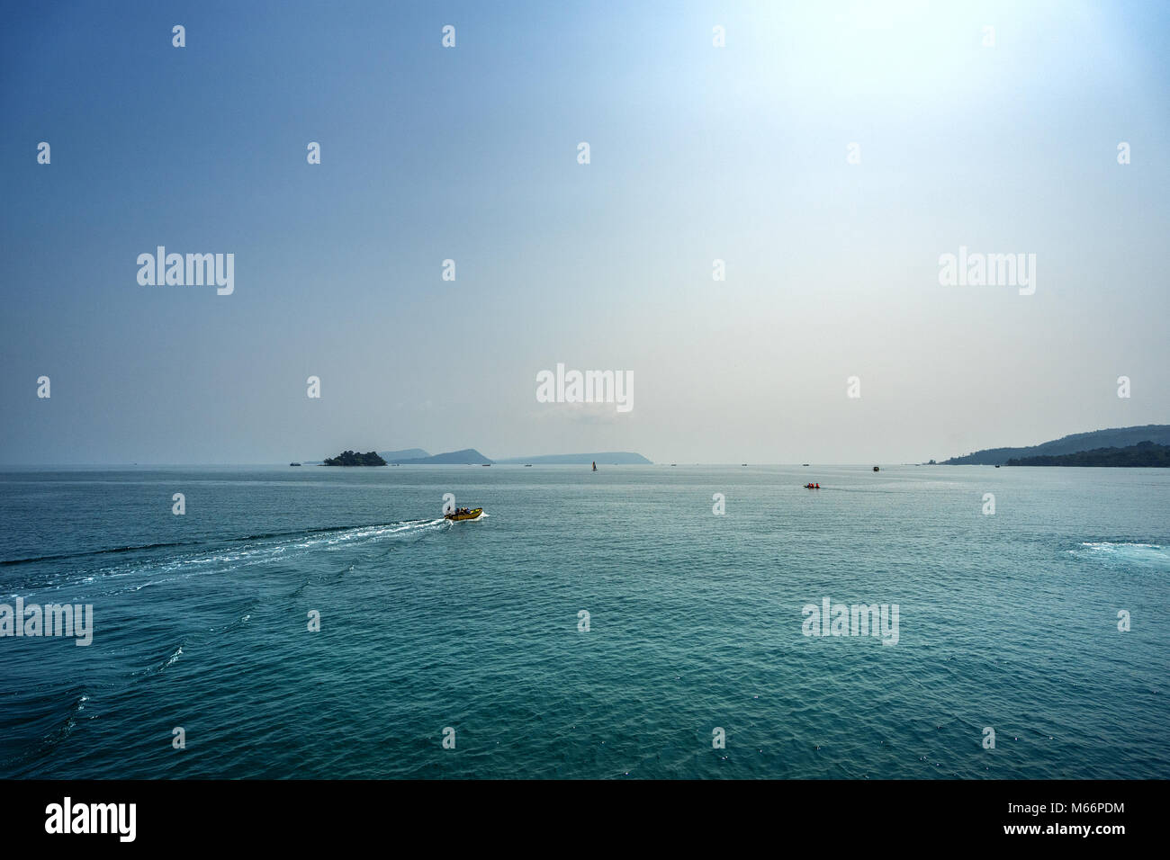 Landschaft Foto der schönen weißen Sand exotischen Strand auf Koh Rong Insel, Sihanoukville, Kambodscha Stockfoto