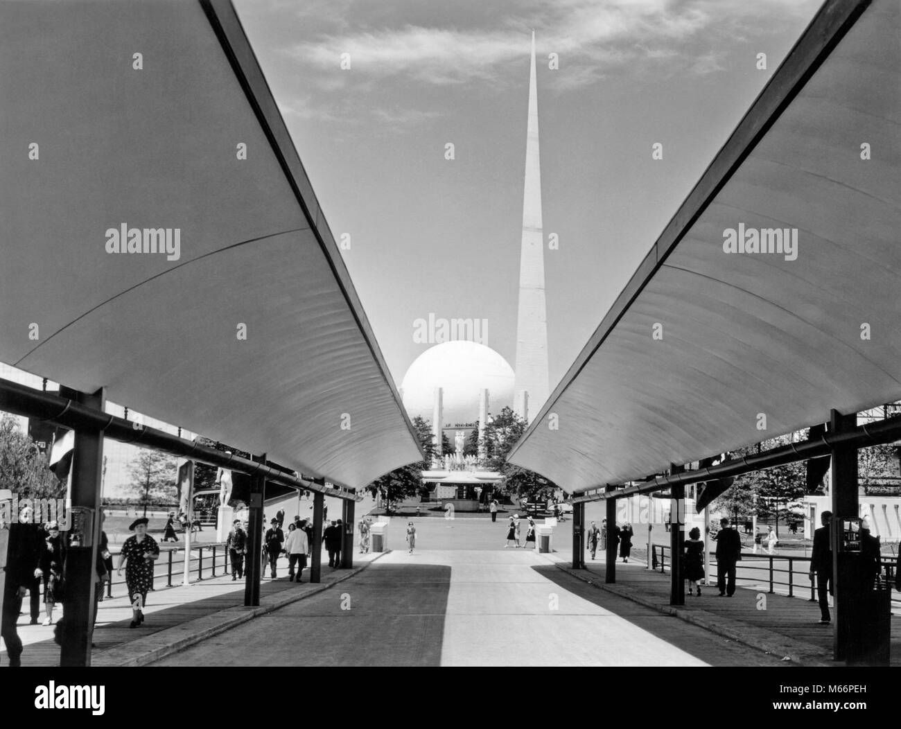 1930er Jahre 1939 WORLDS FAIR BÜRGERSTEIG von Thema Zentrum auf TRYLON UND PERISPHERE NEW YORK CITY USA - r1357 PAL 001 HARS'S INNOVATION NYC WORLD FAIR KREATIVITÄT NEW YORK STÄDTE AUSSTELLUNG PHANTASIE IDEEN NEW YORK CITY MESSEN 1939 B&W SCHWARZ UND WEISS AUSSTELLUNG FLUSHING MEADOW PARK NEW YORK ALTMODISCHE PERISPHERE TRYLON Stockfoto