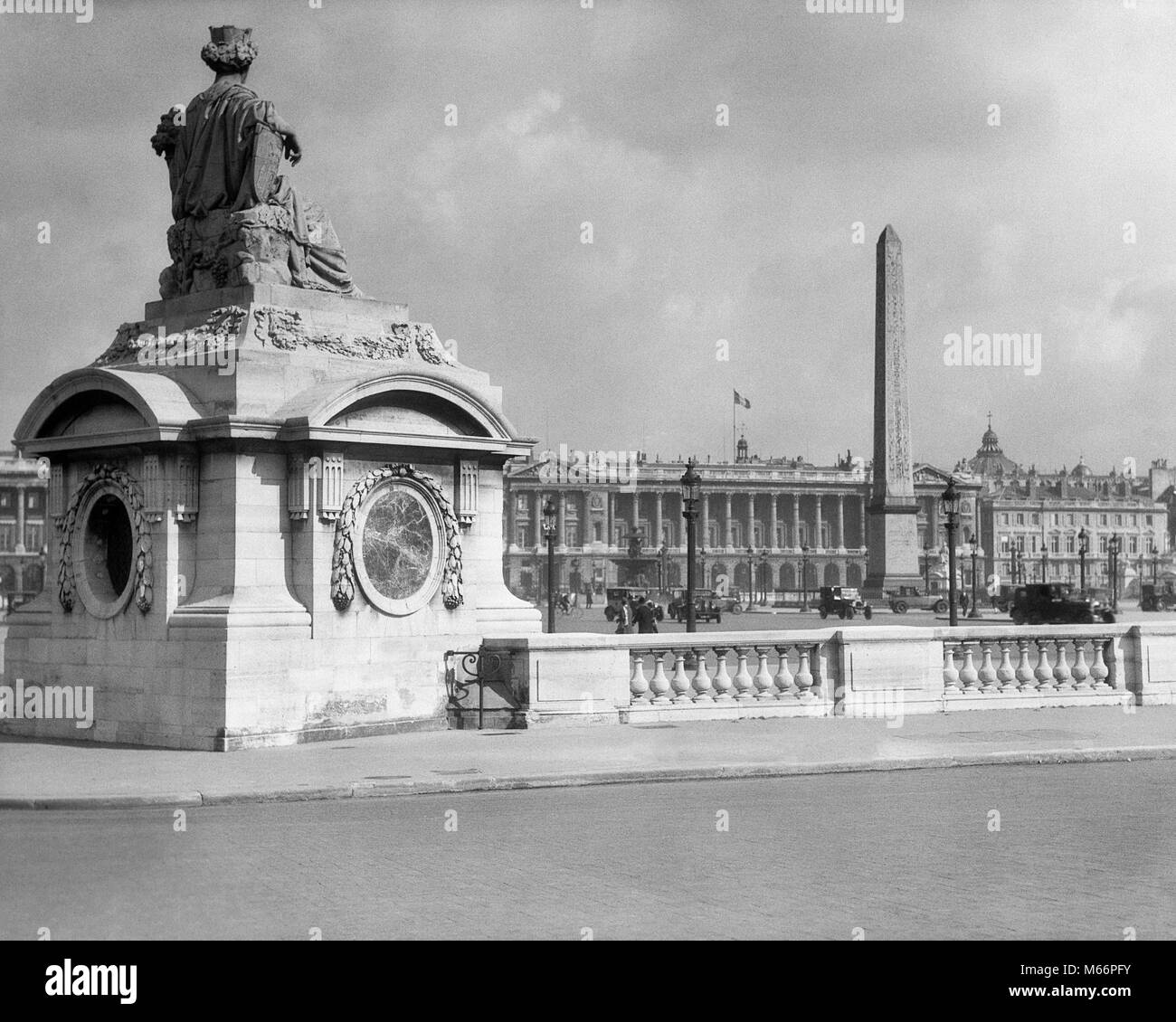 1920er Jahre 1930er Jahre LUXOR OBELISK IN DER MITTE PLACE DE LA CONCORD PARIS FRANKREICH - r2600 HAR 001 HARS RUE ROYALE Stockfoto