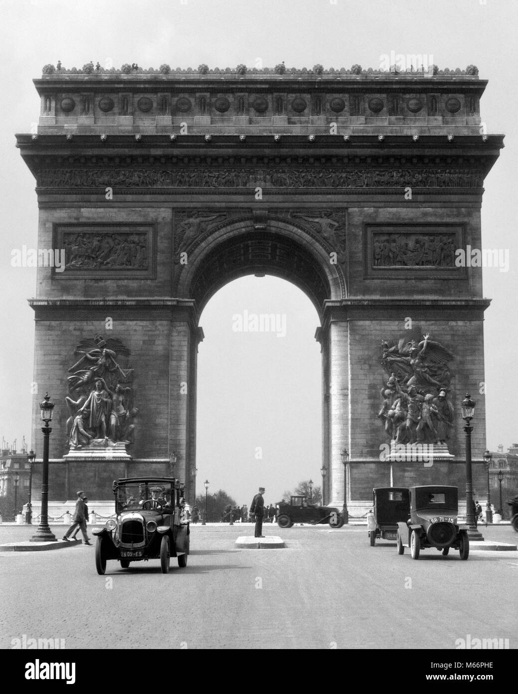 1920er Jahre 1930er Jahre TRIUMPHBOGEN MIT AUTOS PARIS FRANKREICH - r 913 HAR 001 HARS CHAMPS-ELYSÉES ALTMODISCHE Grabmal des Unbekannten Soldaten TRIUMPHAL UNBEKANNTE WELT KRIEG ICH Stockfoto