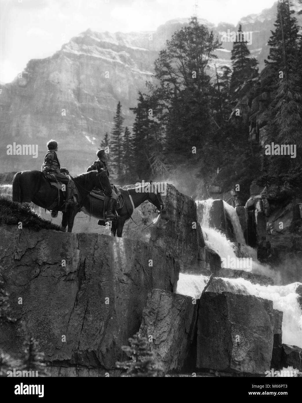 1920s 1930s Paar Mann Frau auf Pferden durch die WASSERFALL IN EINEM PINIENWALD RIESEN SCHRITTE PARADISE VALLEY ALBERTA KANADA - w 2592 HAR 001 HARS EHEMÄNNER NATUR KOPIEREN RAUM FREUNDSCHAFT IN VOLLER LÄNGE DAMEN MALERISCHE INSPIRATION SATTEL RISIKO WESTERN TIERE PAARE RAUHE SPIRITUALITÄT NOSTALGIE ZWEISAMKEIT 25-30 Jahre 30-35 Jahre 35-40 Jahre FREIHEIT REITEN FRAUEN GLÜCK ZWEI TIERE SÄUGETIERE ABENTEUER DISCOVERY WASSERFALL ENTSPANNUNG ERHOLUNG FELSEN WILDNIS RIESEN PARADISE CANADIAN ROCKIES ROBUSTE WANDERREITEN ALBERTA INSPIRIERENDE MÄNNER SÄUGETIER Mitte - Mitte - erwachsenen Mann Mitte der erwachsenen Frau REMOTE B&W SCHWARZ UND WEISS Stockfoto