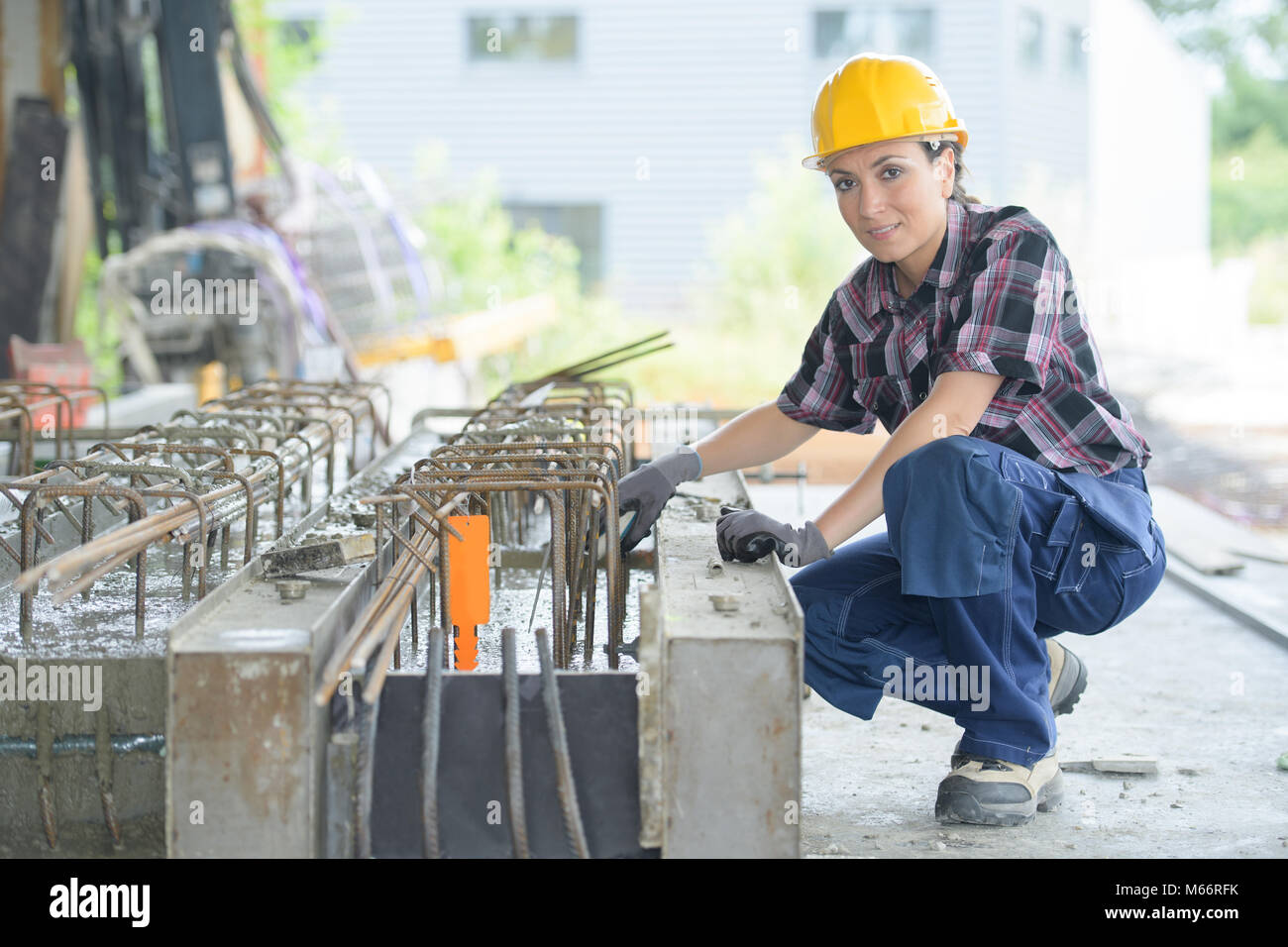Arbeiterin mit Stahl Draht auf der Baustelle Stockfoto