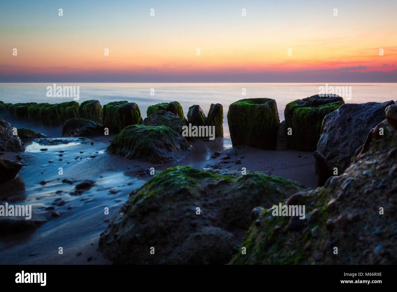 Wellenbrecher closeup bei Sonnenaufgang. Stockfoto