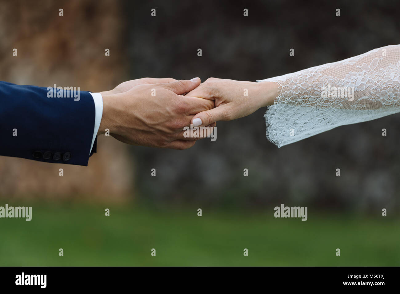 Symbol Bild Liebe, Hochzeit, Partnerschaft, Brautpaar, Bräutigam und Braut aus den Händen erreichen. Stockfoto