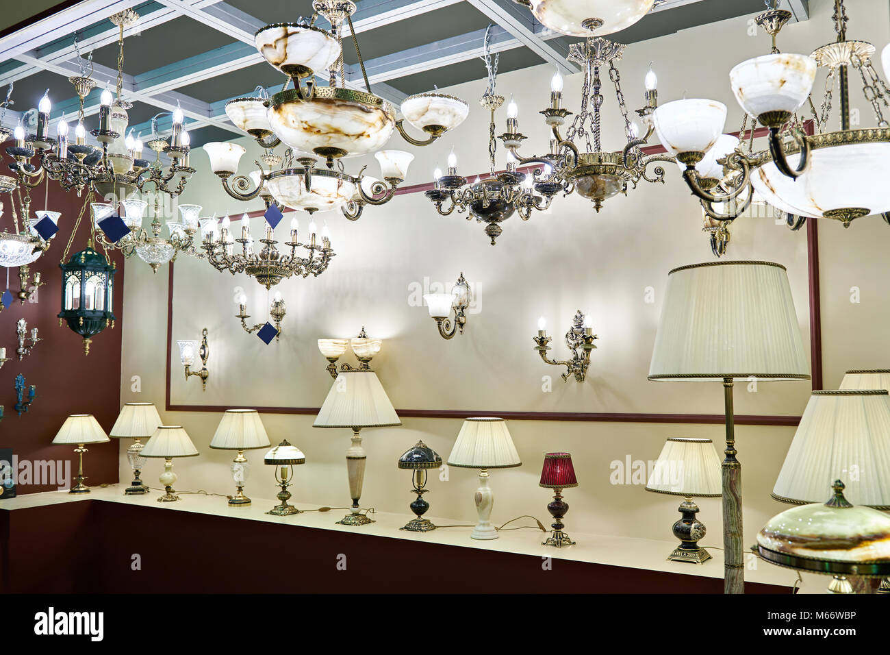Abteilung von Leuchten, Lampen und Leuchter im Store. Stockfoto