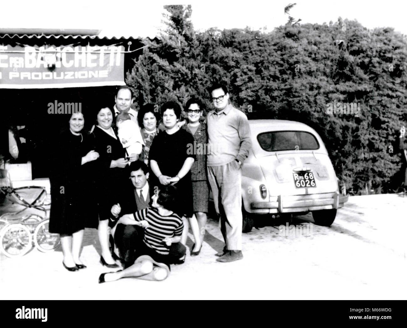 Familie Foto mit FIAT 600 Auto, Italien 1950 s Stockfoto