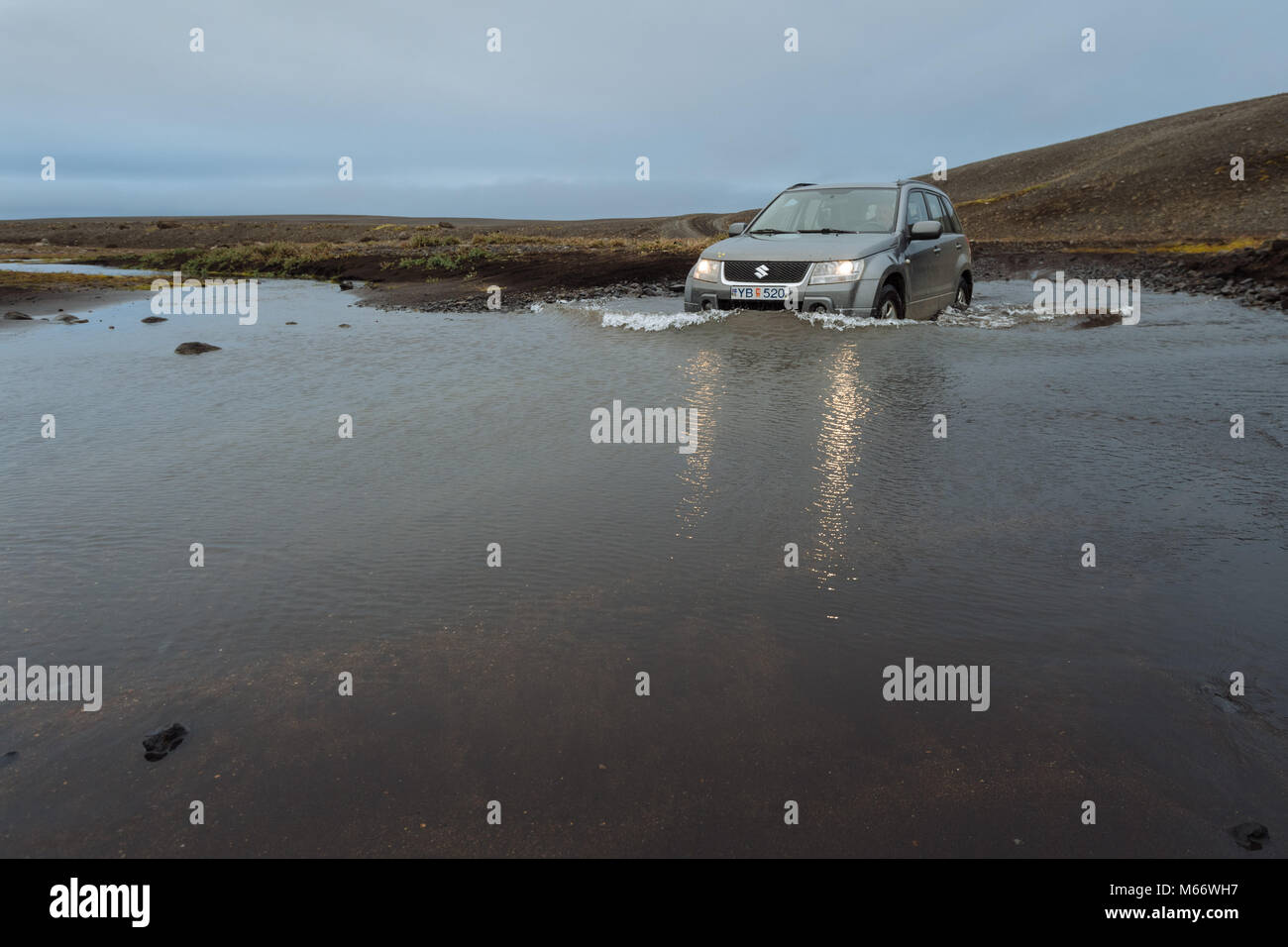 Off Road Fahrzeug fährt durch waterfurt, Sprengisandur highland Road, Island Stockfoto