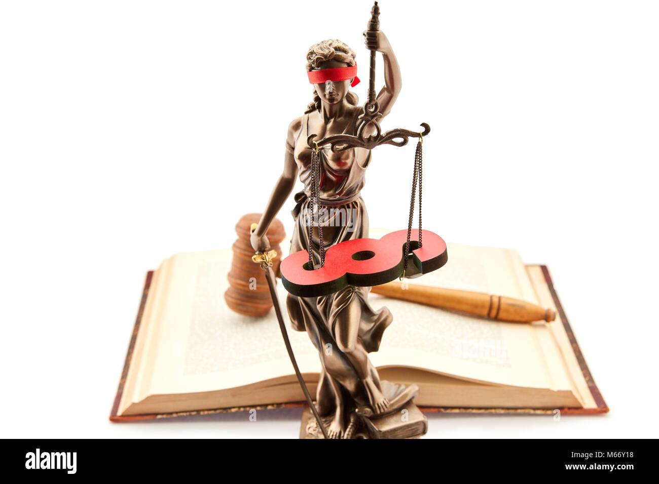 Justitia mit Gesetzbuch und Absatz als Gerechtigkeit Konzept Stockfoto