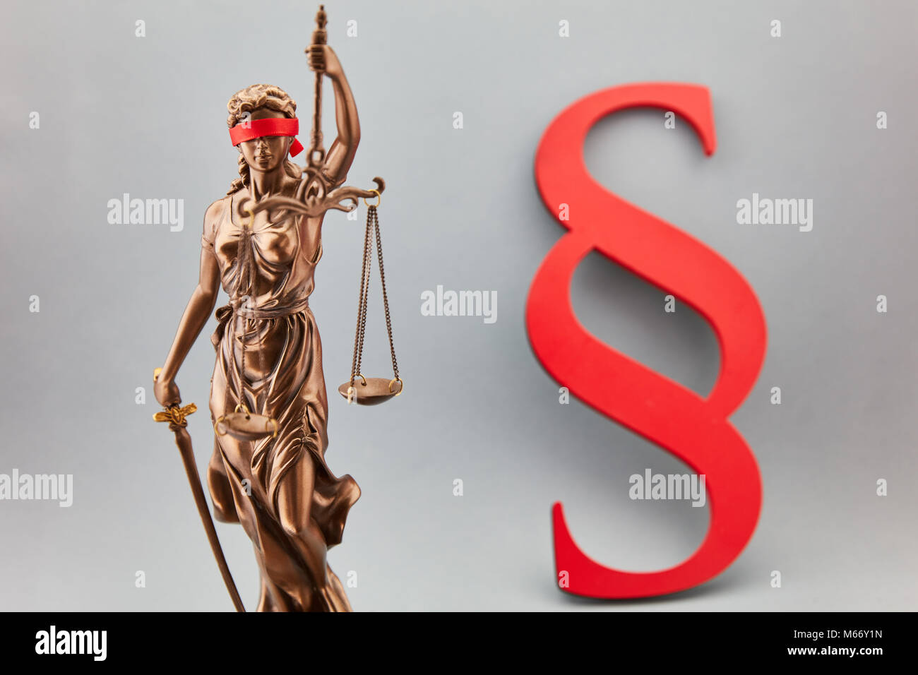 Justitia mit Absatz als Vertrag und Gesetz Konzept Stockfoto