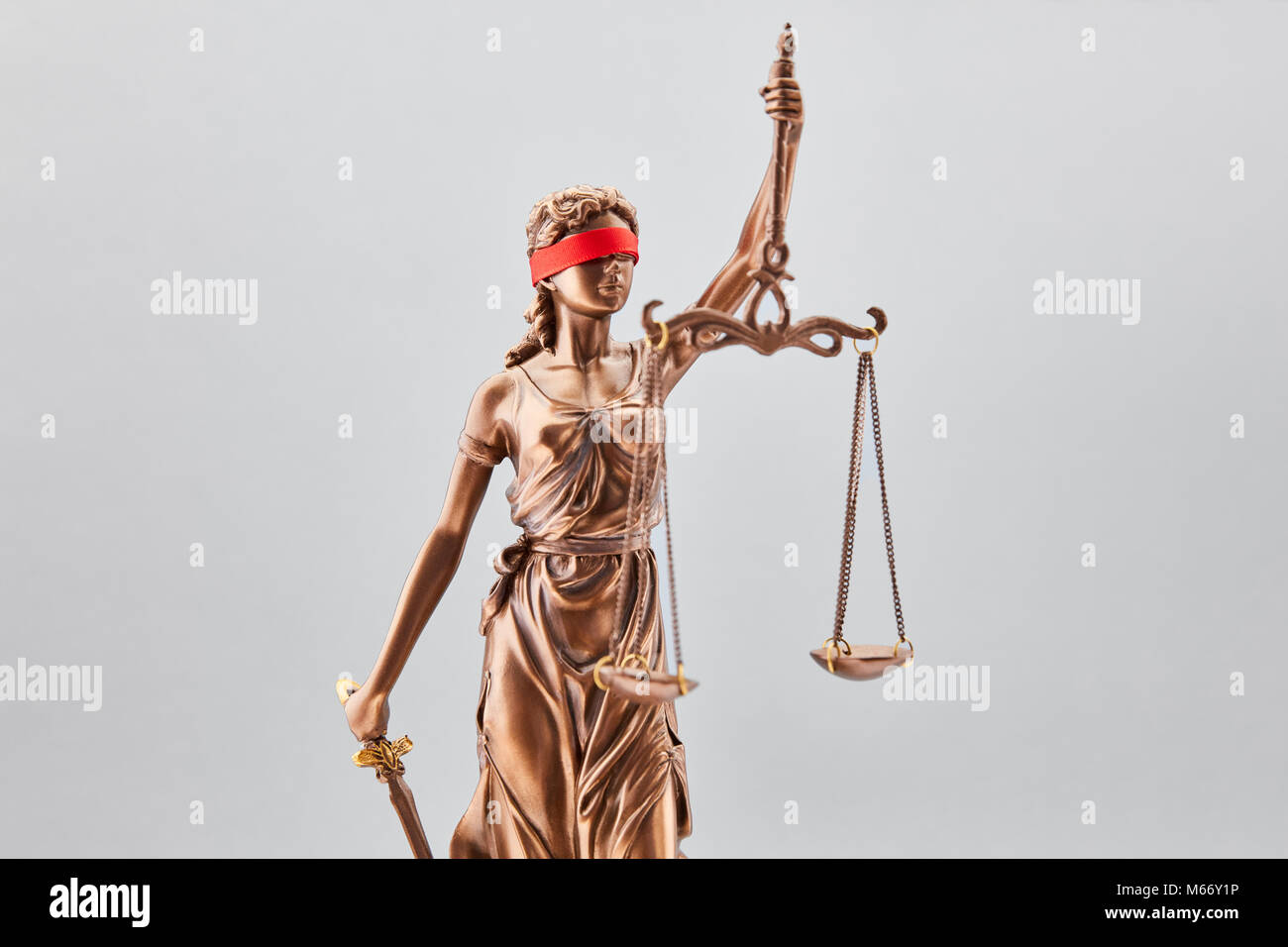 Recht und Gerechtigkeit Konzept mit Justitia mit Waage und Schwert und Augenbinde Stockfoto