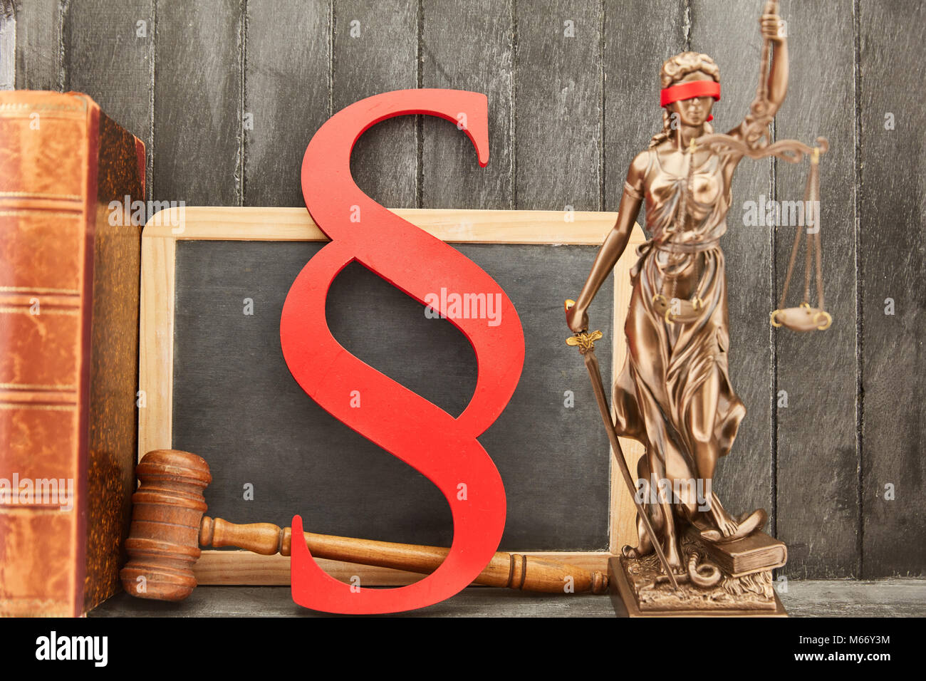 Gesetz Gesetz Gerechtigkeit Konzept mit Symbolen wie Justitia Absatz und Richter Hammer Stockfoto