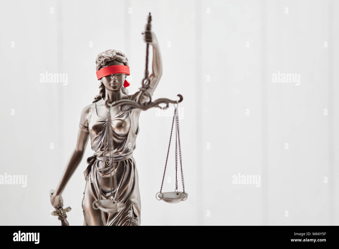 Blinde Justitia mit Augenbinde als Gesetz Konzept gegen Holz Hintergrund Stockfoto