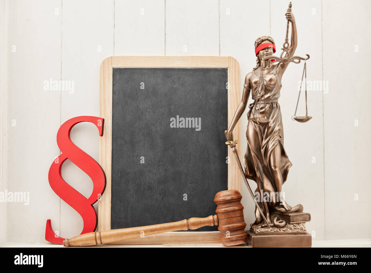 Arbeitsrecht Beratung Konzept mit Justitia und Blackboard und Richter Hammer Stockfoto