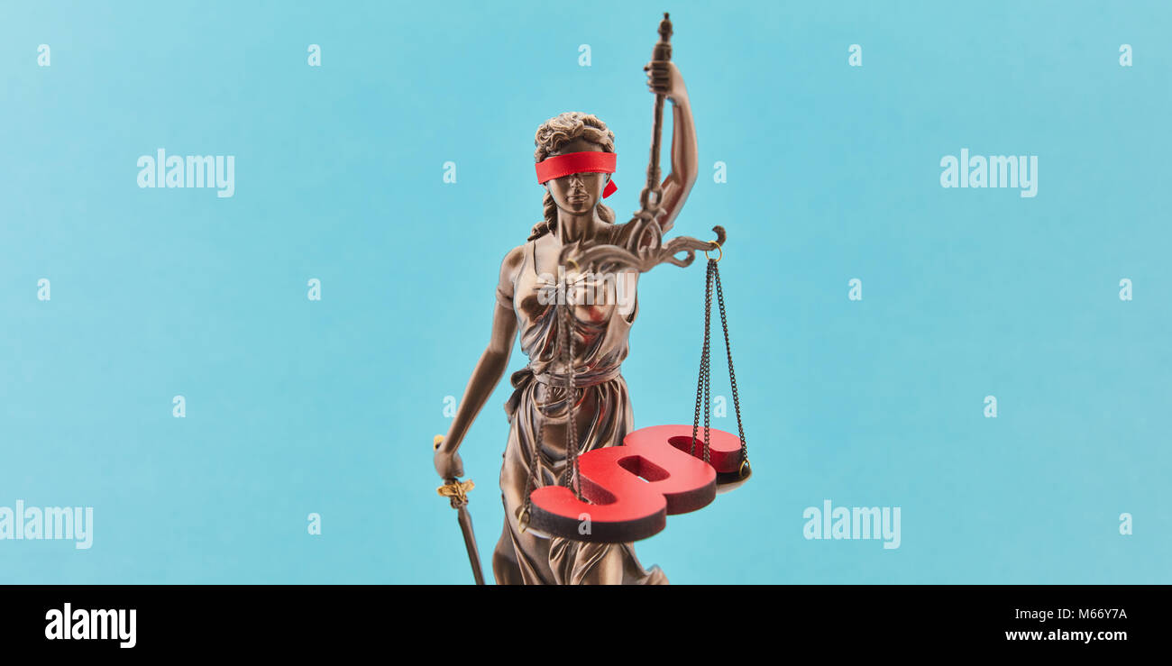 Banner Header mit Justitia und Absatz auf der Waage als Gesetz Konzept Stockfoto