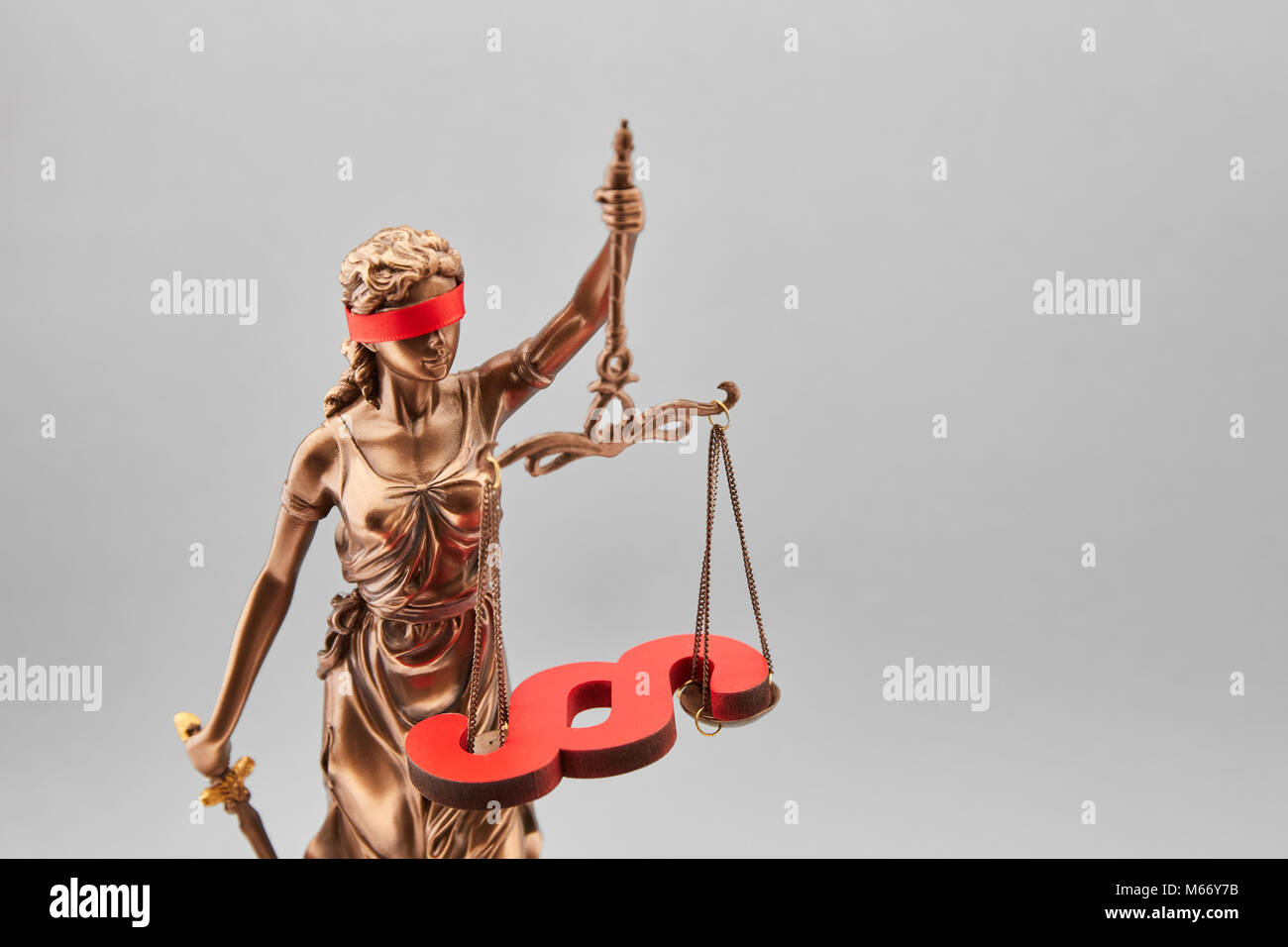 Blinde Justitia mit Absatz auf der Waage als Gesetz Konzept Stockfoto