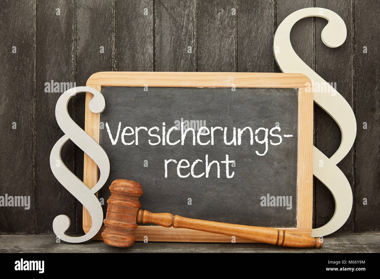 Deutsche Wort Versicherungsrecht (Insurance law) als Gesetz Konzept auf einer Tafel Stockfoto