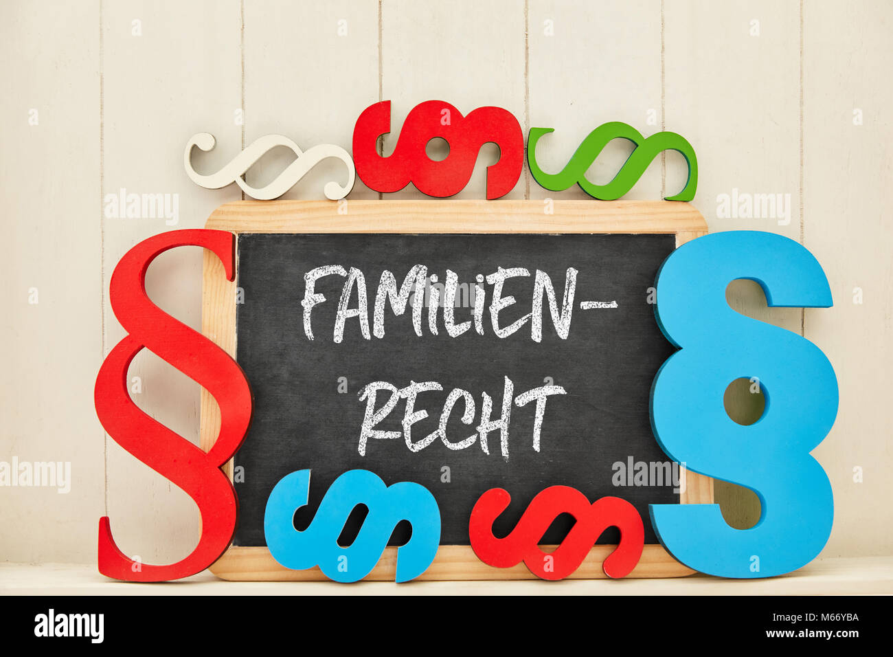 Deutsche Wort Familienrecht (Familienrecht) als Text auf der Tafel mit vielen bunten Ziffern Stockfoto