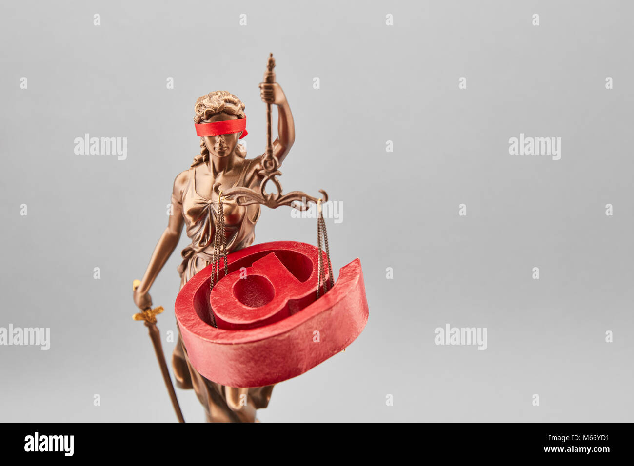 Internetrecht Konzept mit Justitia und E-Zeichen auf der Waage Stockfoto