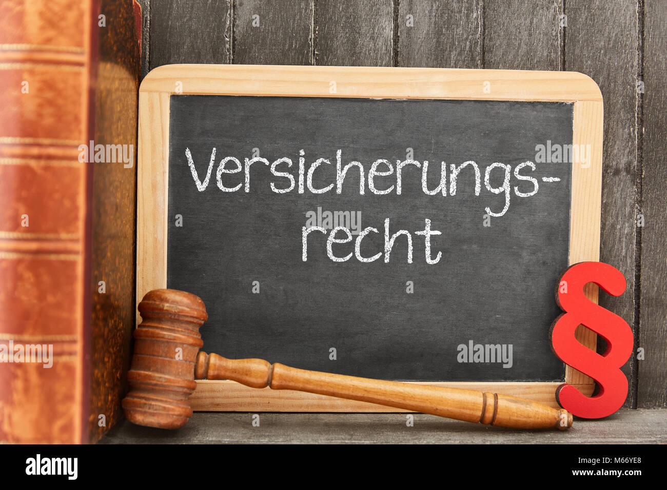 Deutsche Wort Versicherungsrecht (Insurance law) als Konzept auf der Tafel mit rechtlichen Symbole Stockfoto