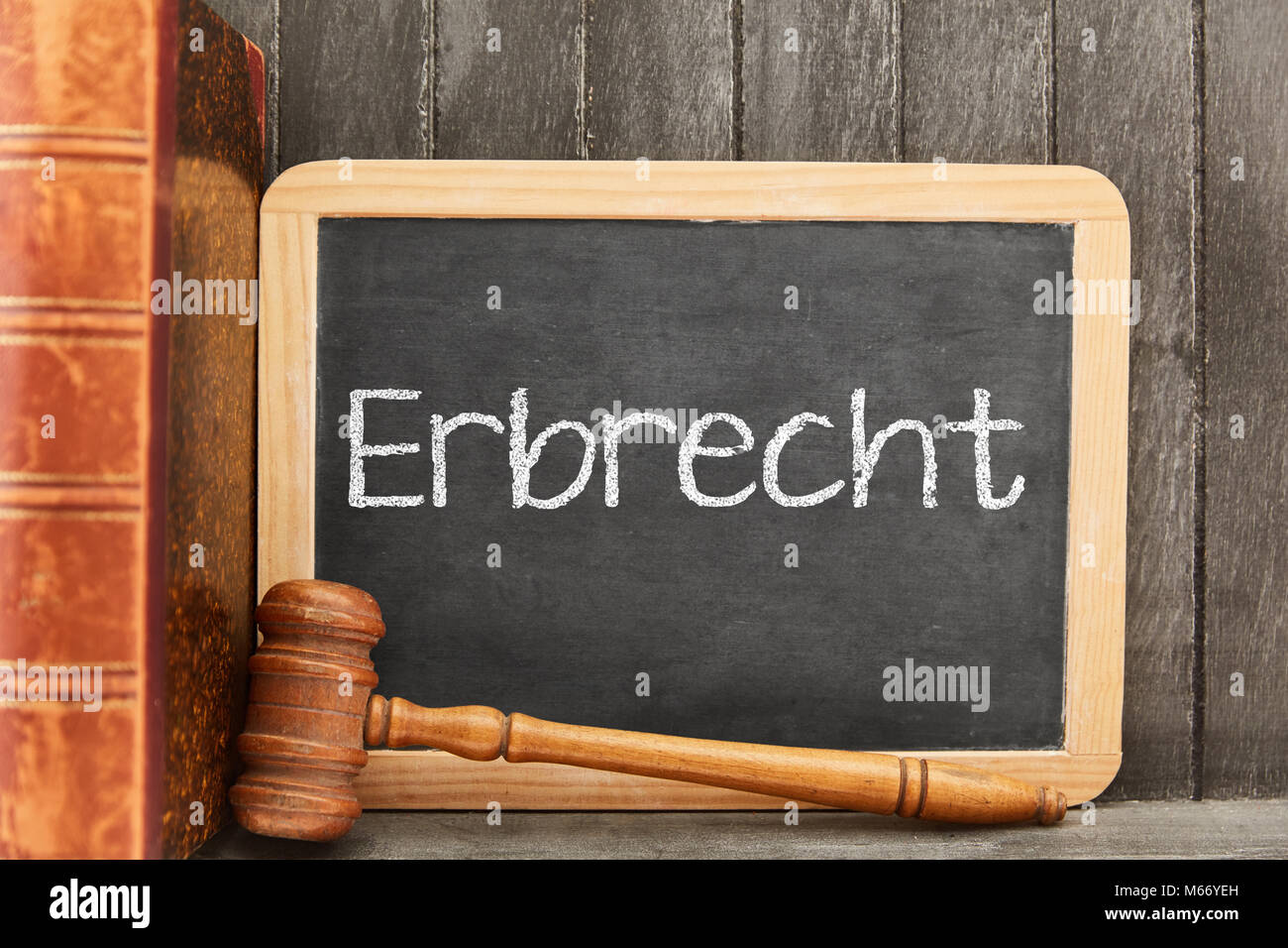 Deutsche Wort Erbrecht (Erbrecht) als Konzept auf der Tafel mit Hammer und recht Buch Stockfoto