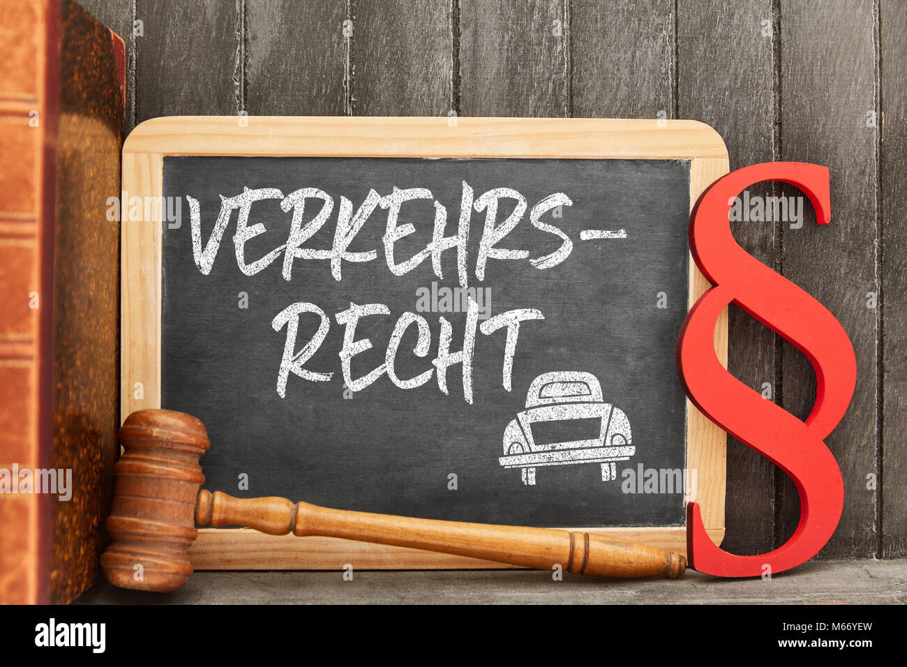 Deutsche Wort Verkehrsrecht (Verkehrsrecht) als Konzept auf einer Tafel Stockfoto