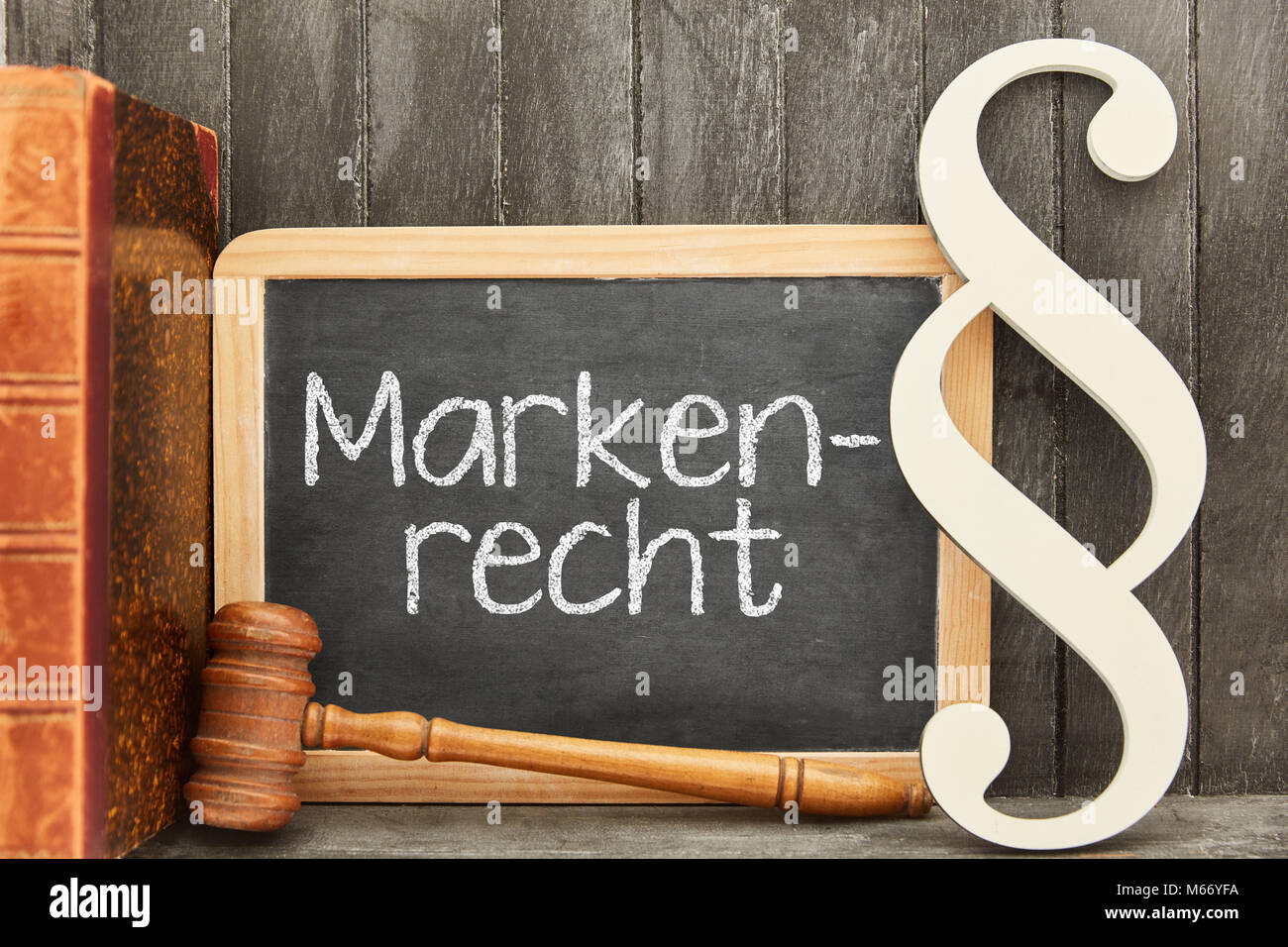 Deutsche Wort Markenrecht (Markenrecht) als Konzept auf einer Tafel Stockfoto