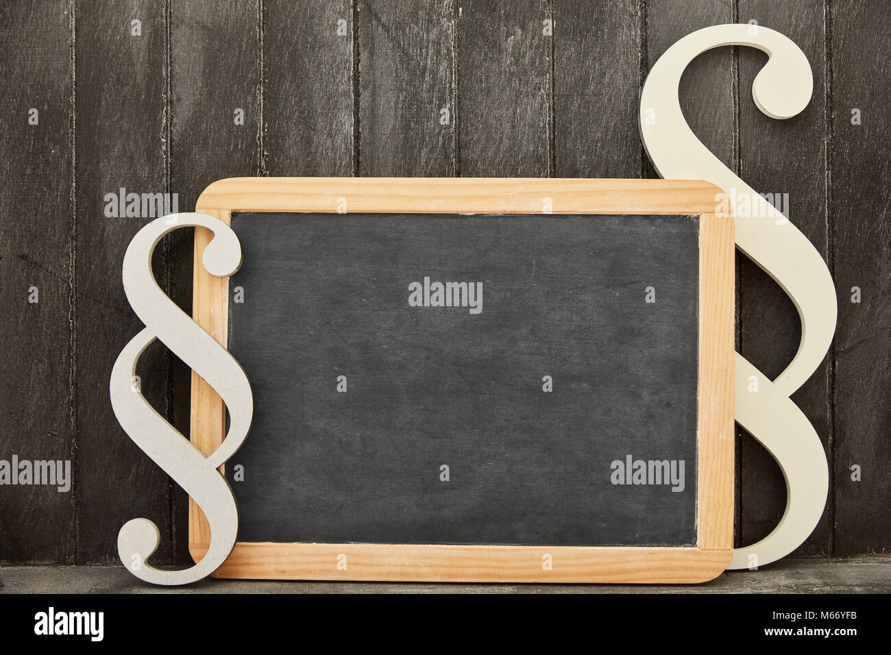 Zwei weisse Ziffern auf einer leeren Tafel als rechtliche Beratung Konzept Stockfoto