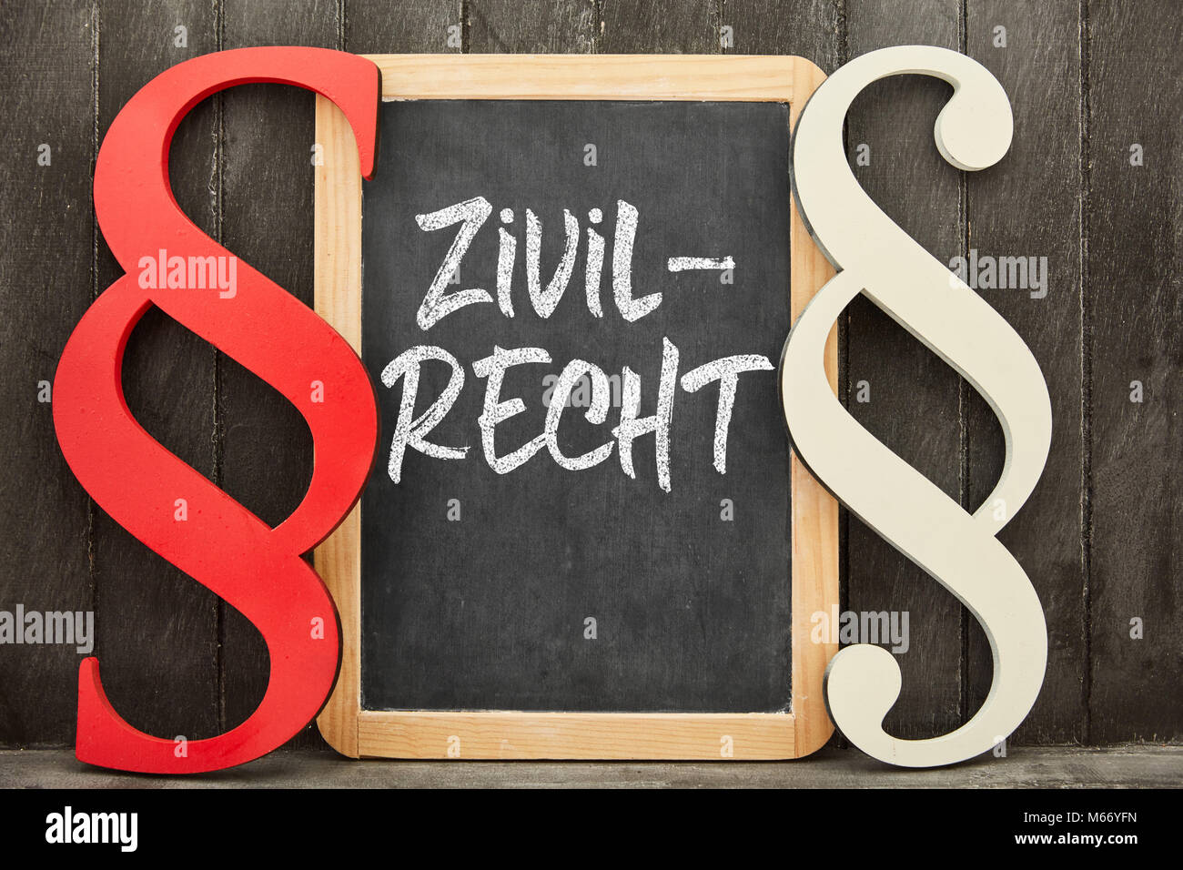 Deutsche Wort Zivilrecht (Bürgerliches Recht) als Text auf der Tafel neben zwei großen Ziffern Stockfoto
