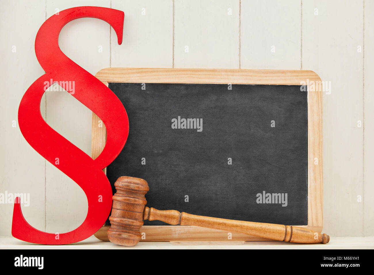Leere Tafel mit einem roten Absatz als Recht und Gesetz Hintergrund Stockfoto