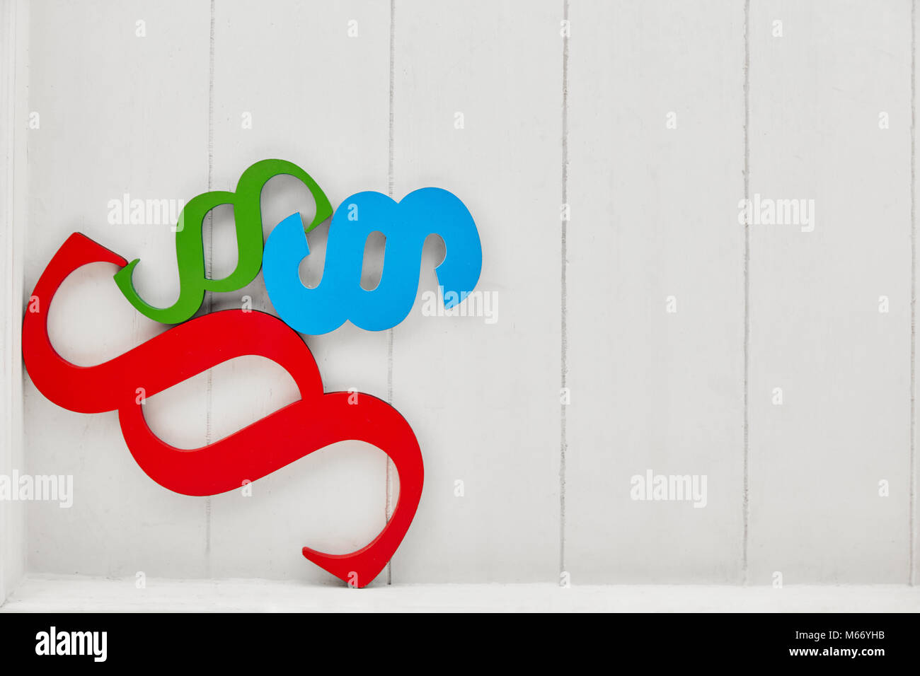 Absatz als Symbol des Rechts und der Justiz vor einem Holz Hintergrund Stockfoto