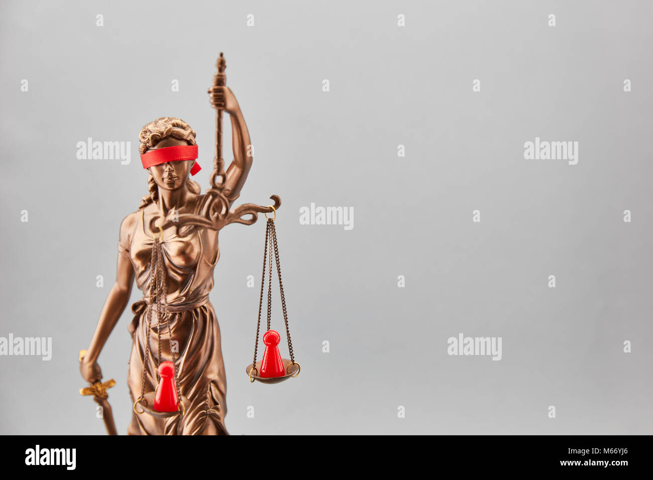 Ordnen sie Streit und Konflikte lösen mit Justitia und Ihre Waage als Konzept Stockfoto