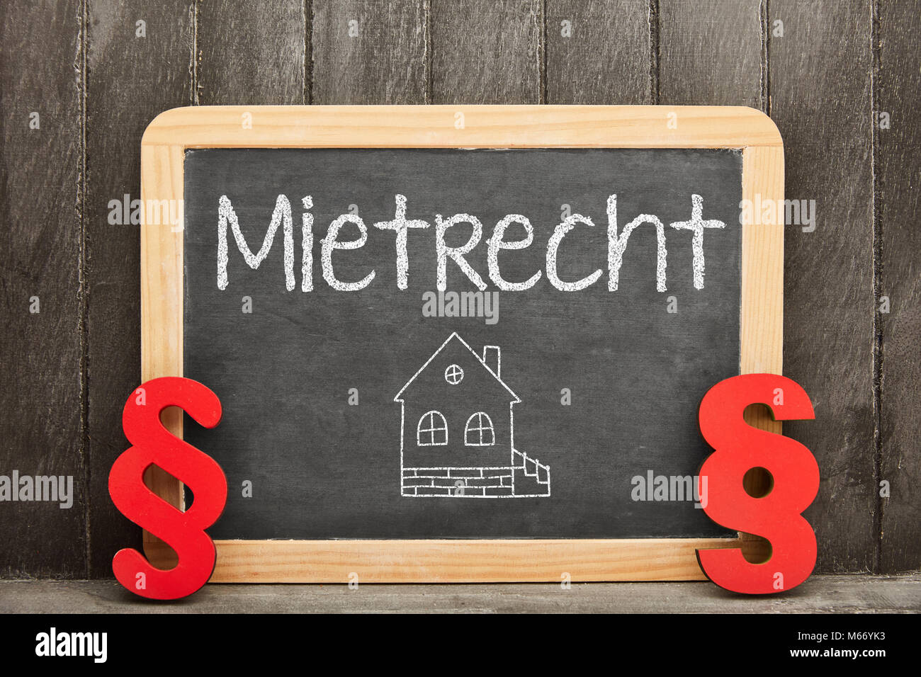 Deutsche Wort Mietrecht (Mietrecht) als Konzept auf einer Tafel mit Ziffern Stockfoto