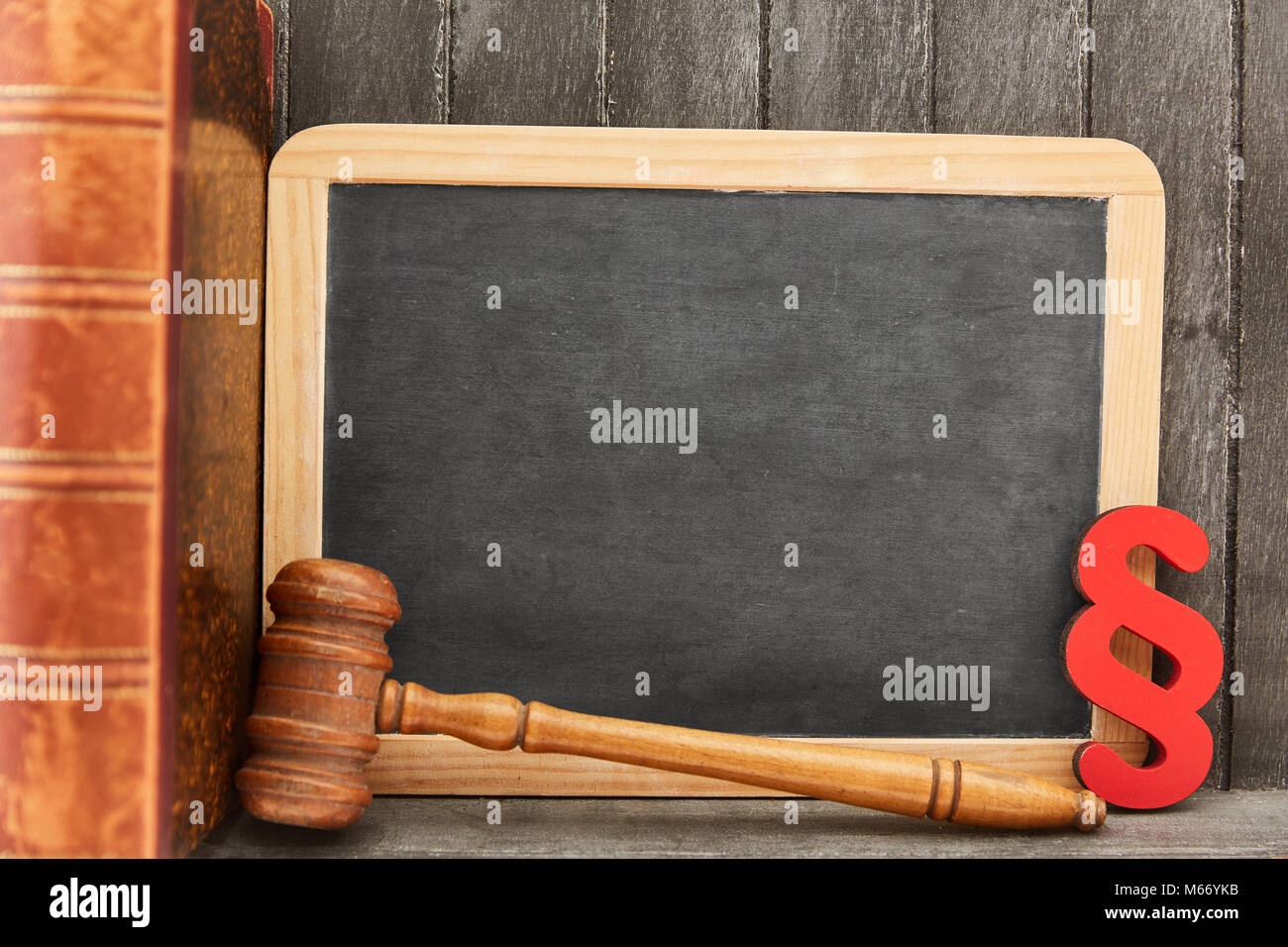 Ausbildung als Rechtsanwalt mit leere Schiefertafel und recht Symbole wie Absatz und Richter Hammer Stockfoto
