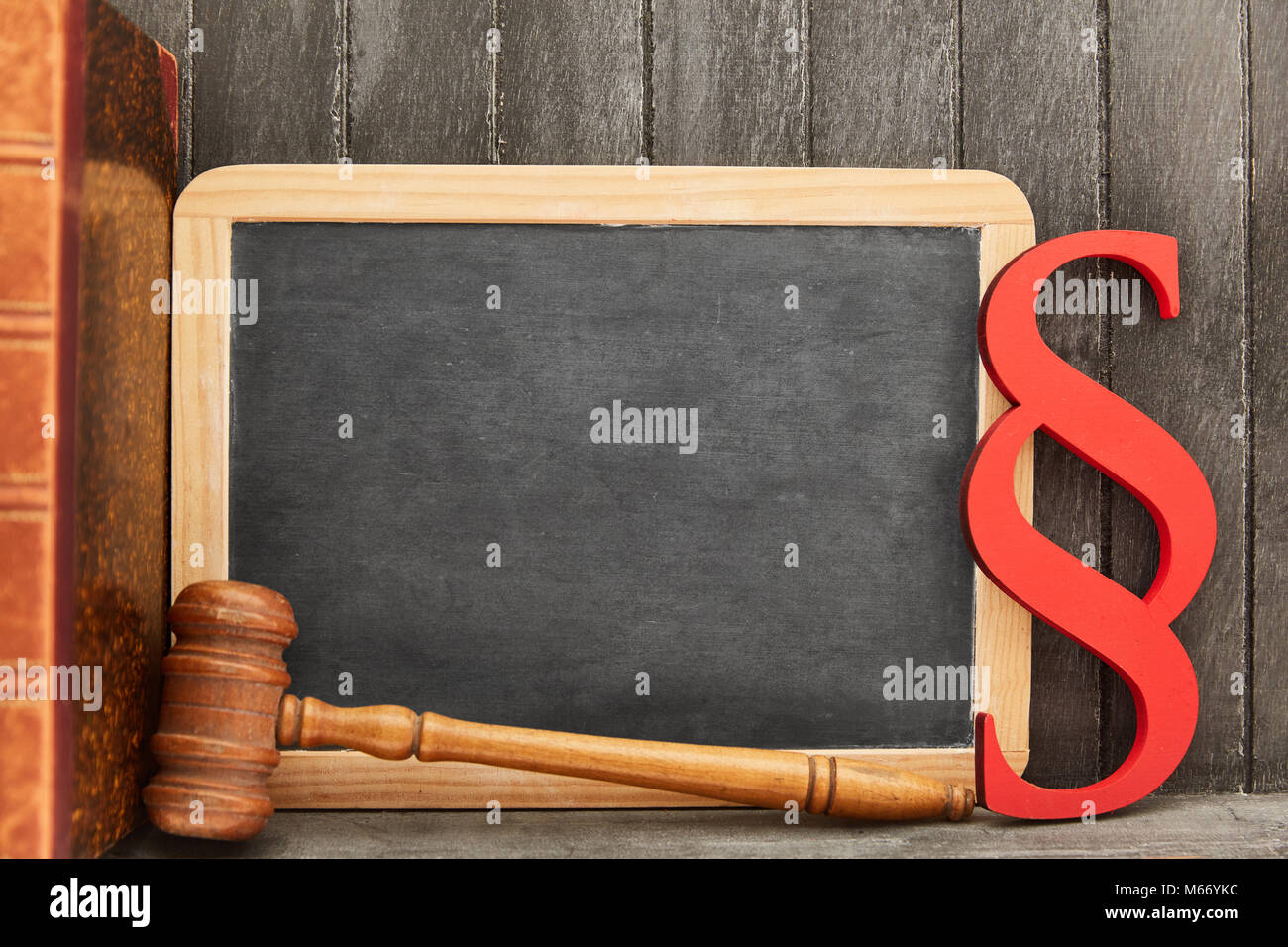 Recht und Gesetz Konzept mit blackboard sowie Absatz- und Richter Hammer Stockfoto