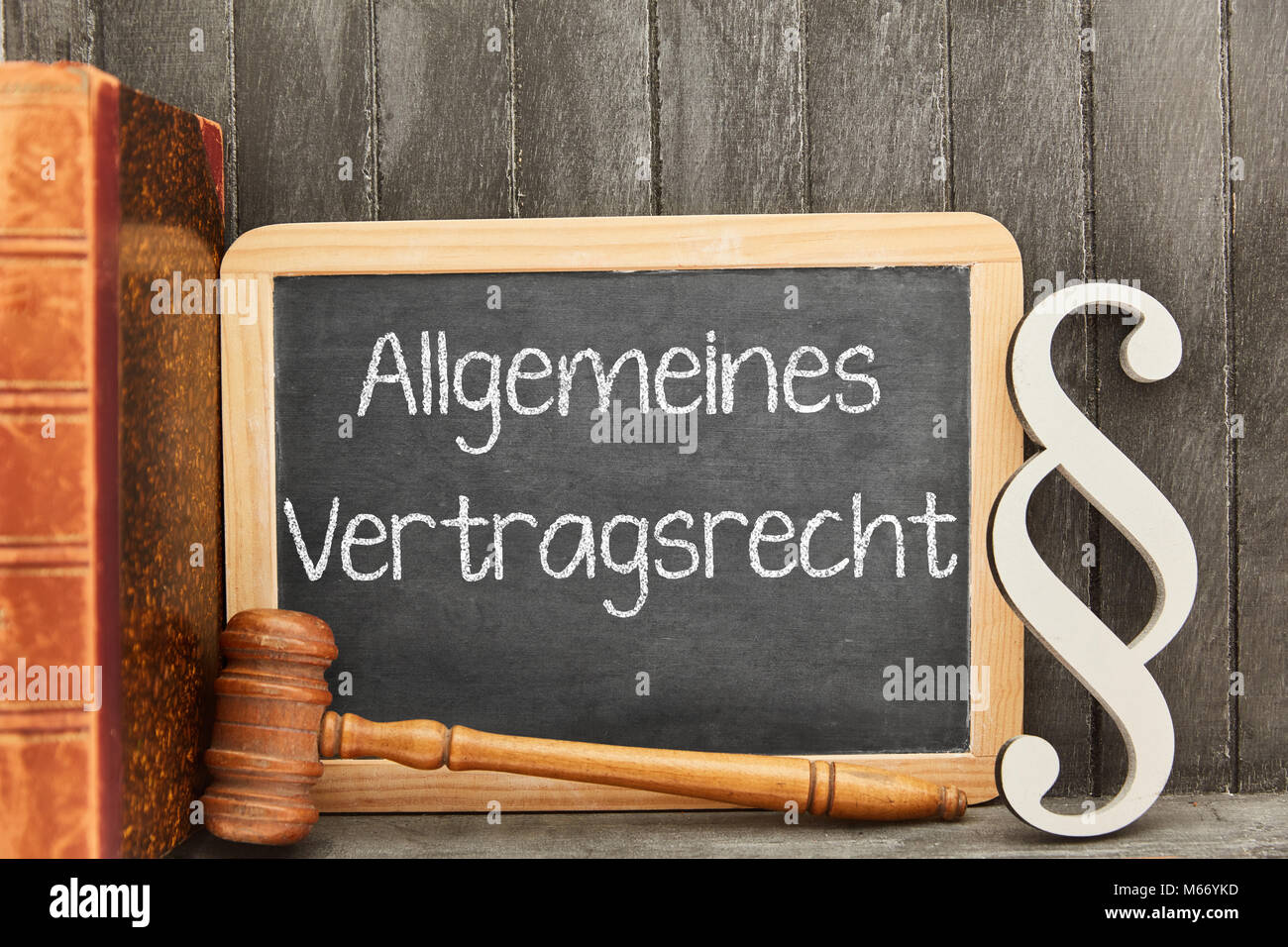 Deutsche Wörter Allgemeines Vertragsrecht (allgemeines Vertragsrecht) als Konzept auf einer Tafel Stockfoto