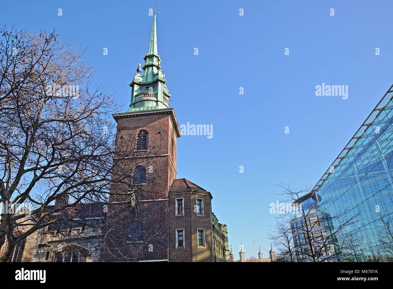 All Hallows durch den Turm Kirche im Finanzviertel der Stadt London mit dem Tower von London im Hintergrund, London, UK Stockfoto